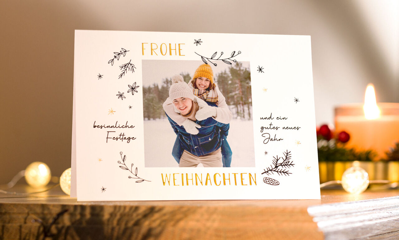 Frohe Weihnachtskarte mit freundlichem Paar im Schnee.