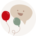 Ein fröhlicher Charakter mit zwei Ballons in rot und grün und einem lächelnden Gesichtsudruck.