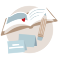 Ein offenes Fotobuch mit Herzmotiv und einem Bleistift neben Karten.