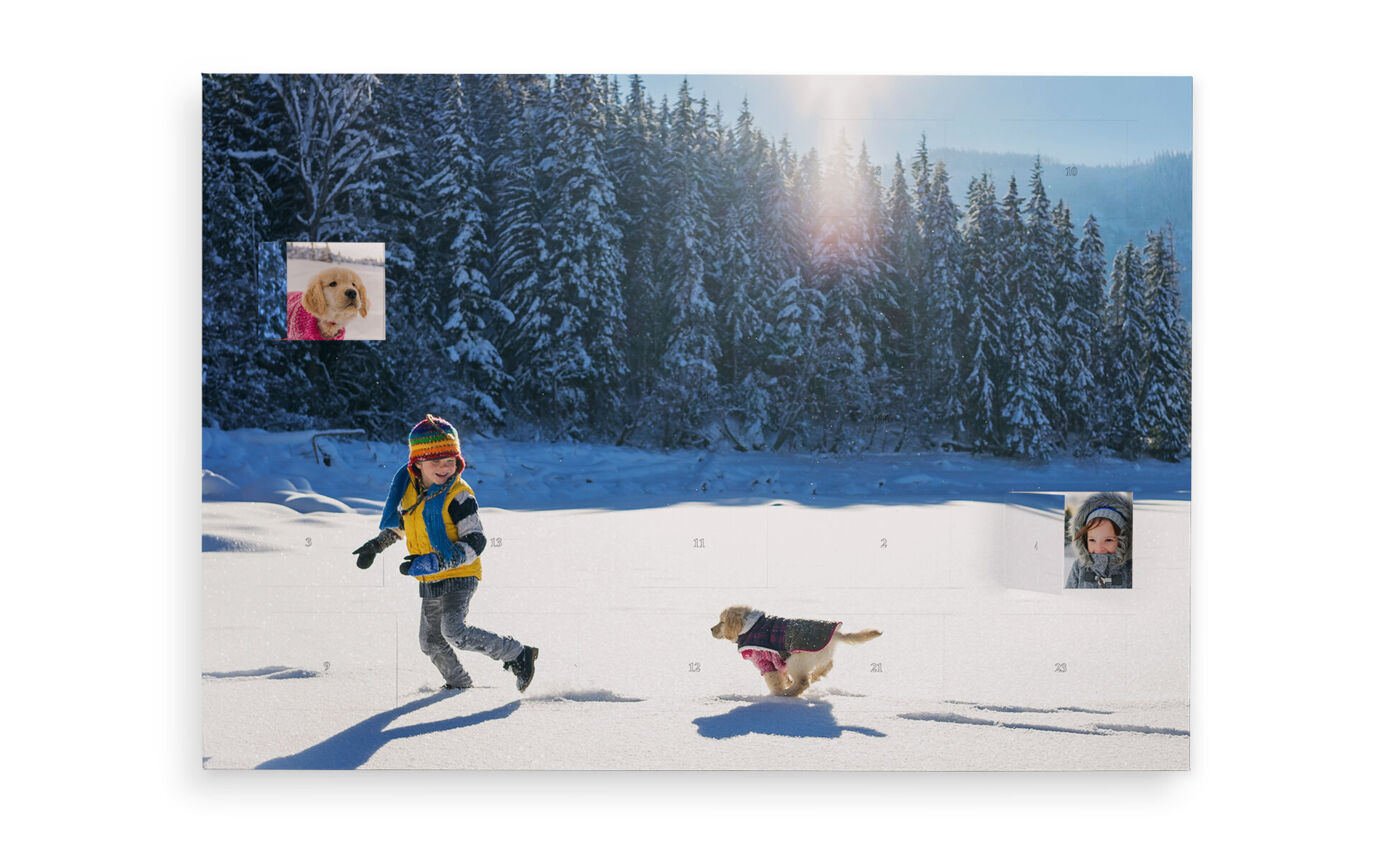 Ein fröhliches Kind läuft mit einem Hund im Schnee, umgeben von schneebedeckten Bäumen. Der Hund trägt einen bunten Pullover.